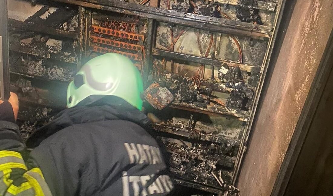 Hatay’da bir binanın elektrik panosu yanarak kullanılmaz hale geldi. Yangın,