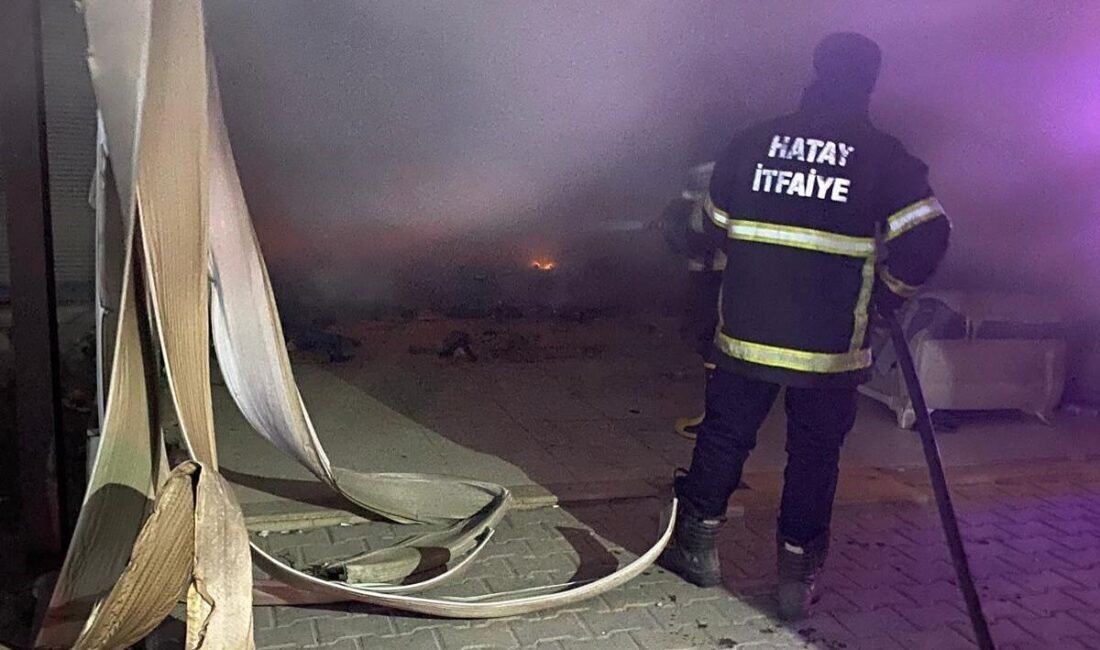 Hatay’da metruk iş yerinden yükselen alevler itfaiye ekipleri tarafından kontrol