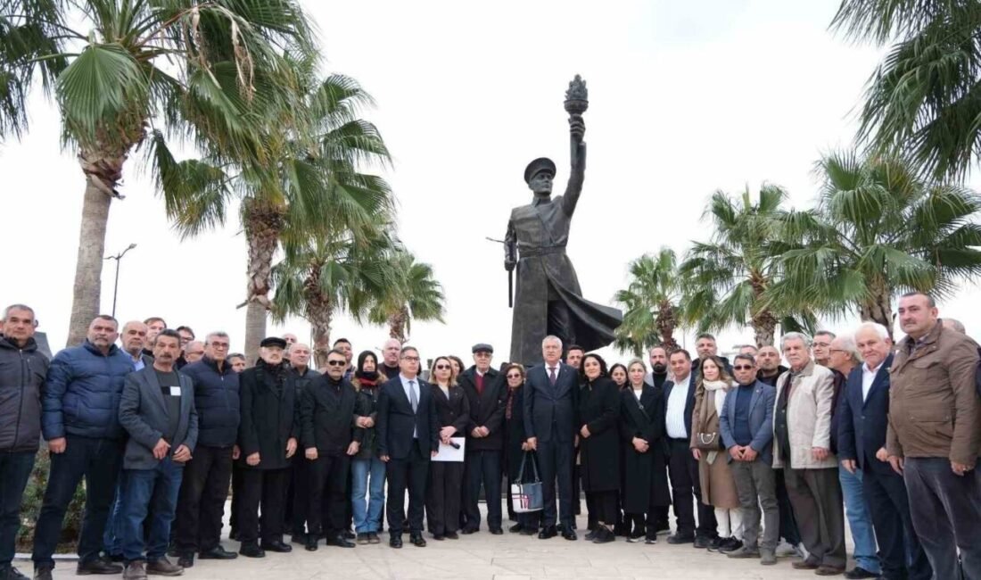 Şehit Asteğmen Kubilay, Kozan’da adına yapılan meydan ve anıtın önünde