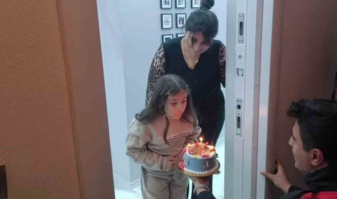 Hatay’da şehit kızının doğum gününü babasının meslektaşları polisler kutladı. Kortej