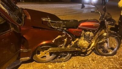 Antalya’nın Serik ilçesinde otomobil ile motosikletin çarpıştığı kazada motosiklet sürücüsü