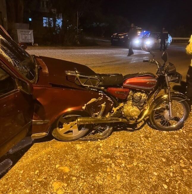 Antalya’nın Serik ilçesinde otomobil ile motosikletin çarpıştığı kazada motosiklet sürücüsü