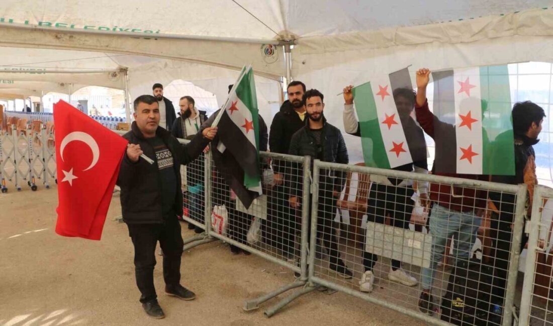 Hatay’da bulunan Cilvegözü Sınır Kapısı’ndan memleketlerine dönen Suriyeliler, satın aldıkları