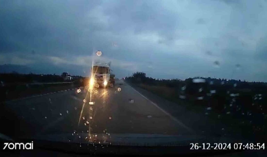 Hatay’da yağışlı havanın etkisiyle sürücüsünün direksiyon hakimiyetini kaybettiği tanker karşı