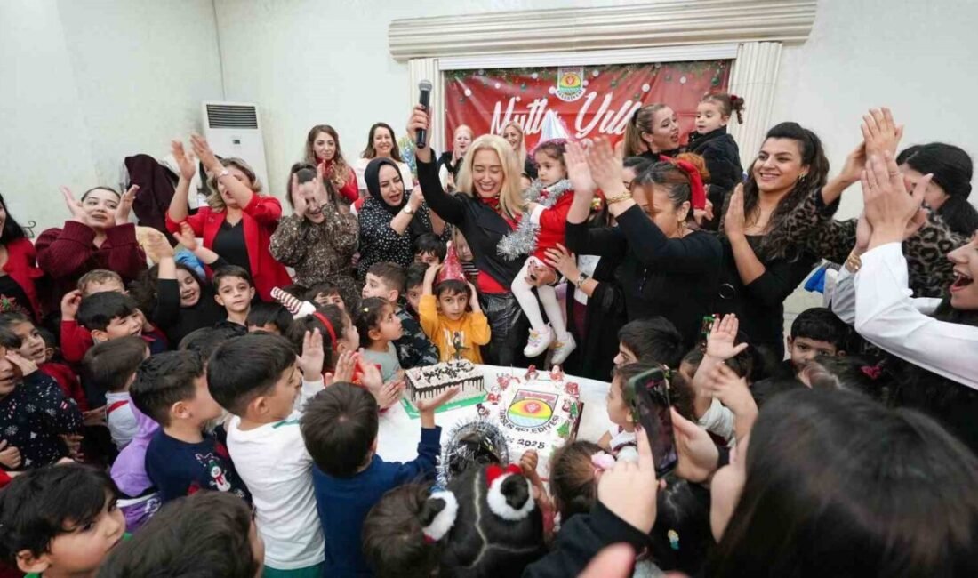 Tarsus Belediyesine bağlı kreşlerde eğitim gören çocuklar, düzenlenen yılbaşı partisinde
