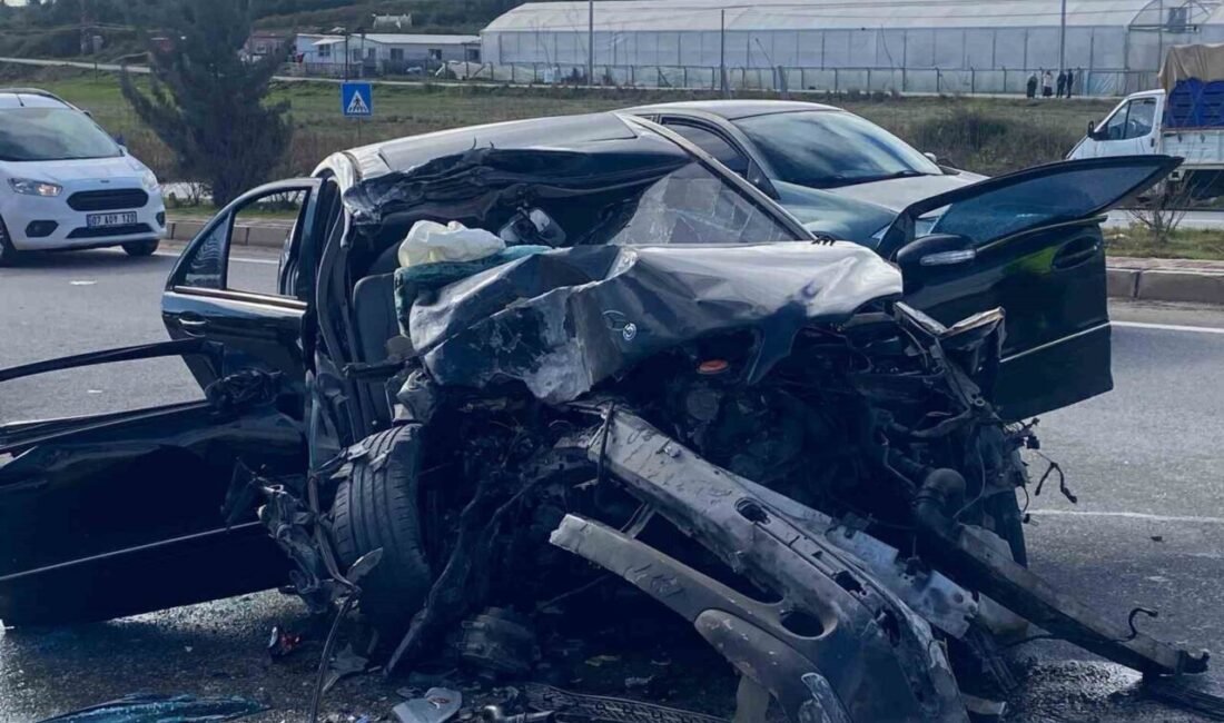Antalya’da tırla çarpışan otomobildeki 3 kişi yaralandı. Kaza, saat 12.00