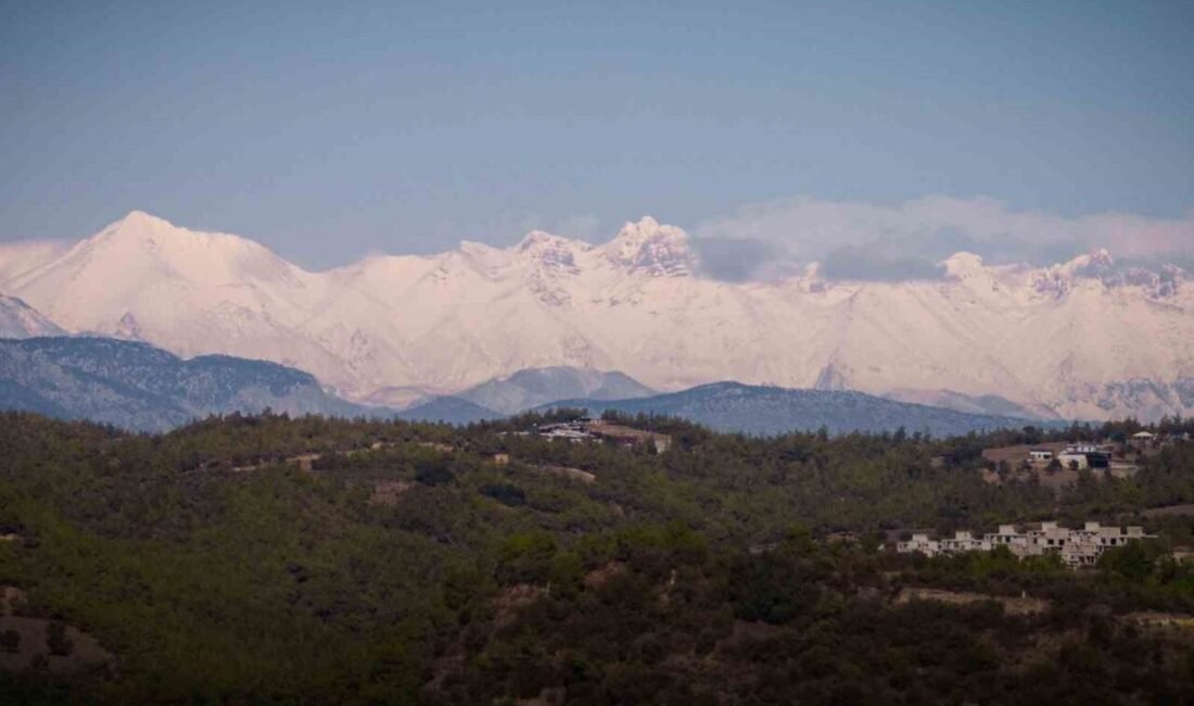 Soğuk ve yağışlı havaların etkisini göstermesiyle birlikte Toros Dağlarındaki kar