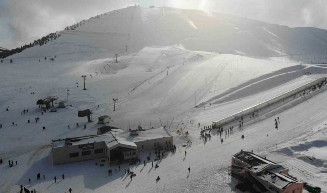Kahramanmaraş’ta vatandaşlar kar yağışı sonrası Ahır Dağı zirvesindeki kayak merkezine