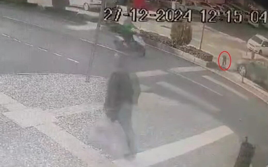 Antalya’nın Manavgat ilçesinde seyir halindeki otomobil, yaya geçidinden yolun karşısına