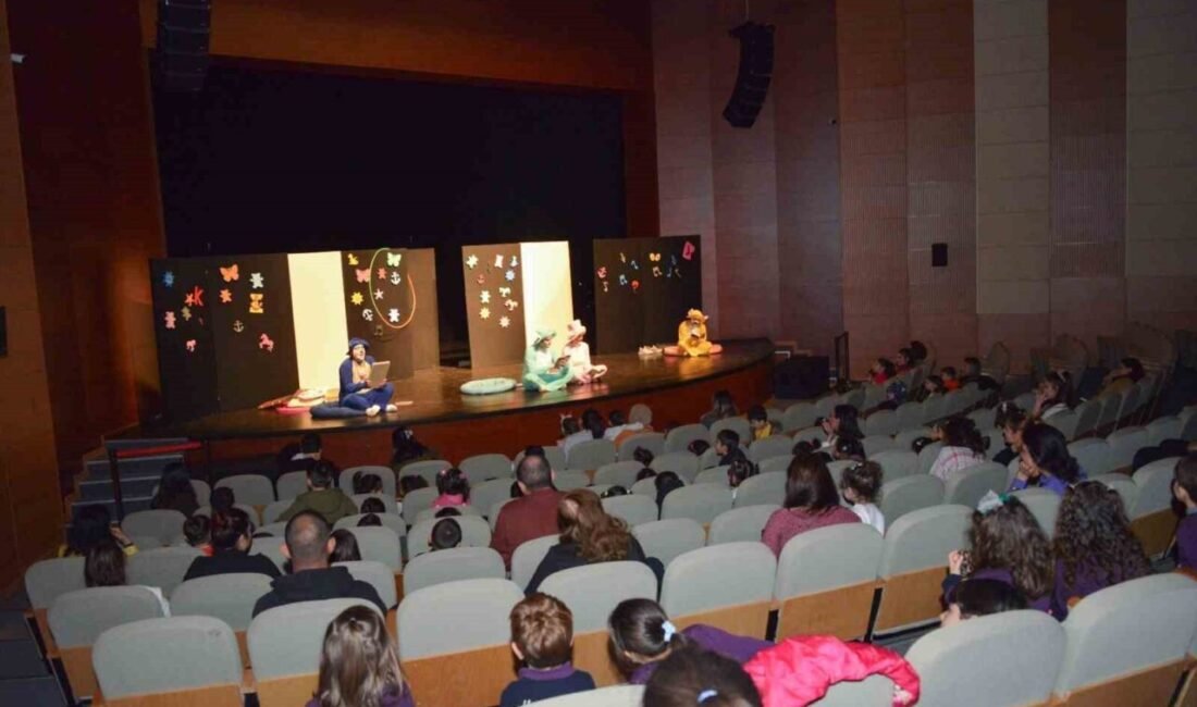 Mersin’in merkez ilçe Yenişehir Belediyesi Şehir Tiyatrosu, çocukları eğlence dolu