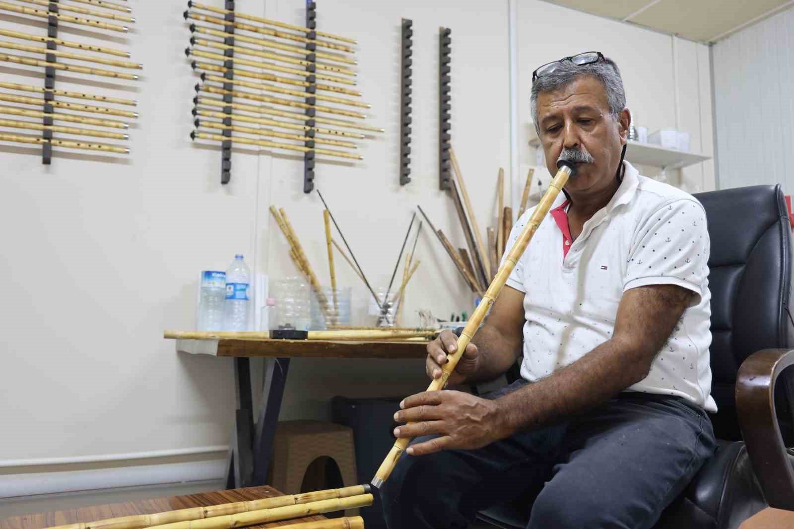 Yılların ustasının elinde ney olan kamışlar, yurt içi ve yurt dışından rağbet görüyor Hatay’da 39 yıldır kamıştan ney üreterek para kazanan 57 yaşındaki