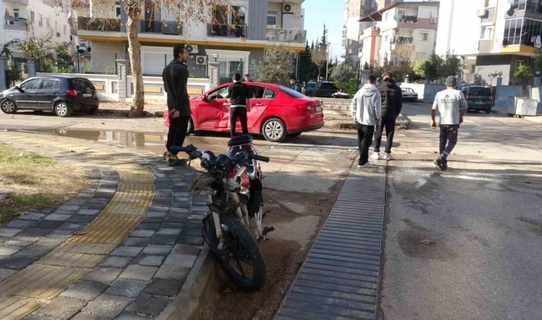 Antalya’da motosikletin karıştığı trafik kazasında 17 yaşındaki motosiklet sürücüsü yaralandı.
