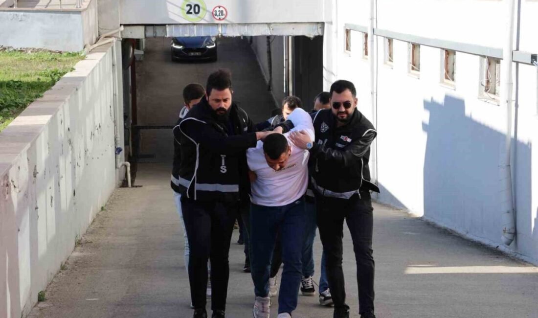 Adana’da polis kovalamaca sonucu ateş açarak durduğu panelvan araç ve