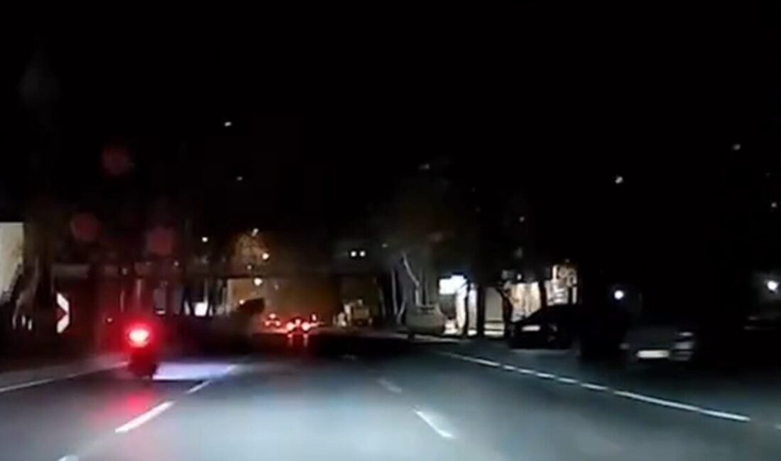 Kahramanmaraş’ta sürücüsünün direksiyon hakimiyetini kaybetmesiyle orta refüje çarpan otomobildeki 3