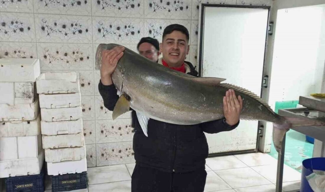 Hatay’ın İskenderun Körfezi’nde oltayla balık avlayan Ramazan Giravi, 1 metre