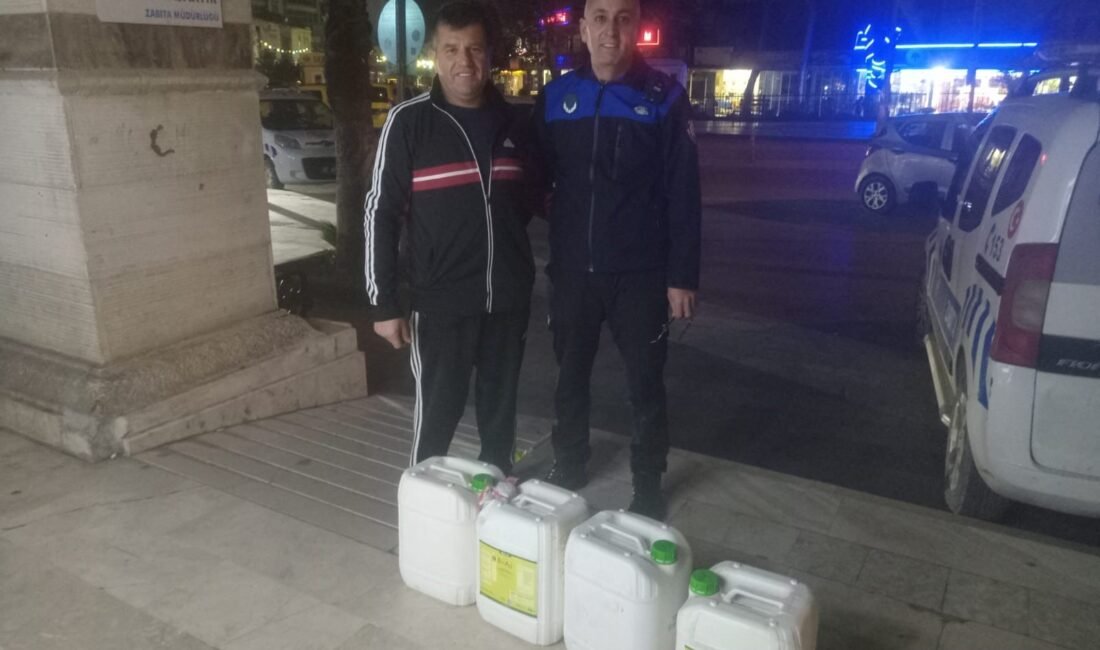 Antalya’nın ilçesinde kamyonetten düşen 20 bin lira değerindeki sıvı gübre