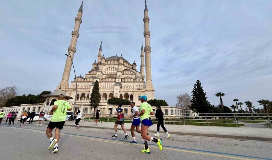 Adana’nın düşman işgalinden kurtuluşunun 103. yıl dönümünde gerçekleştirilen yarı maraton,