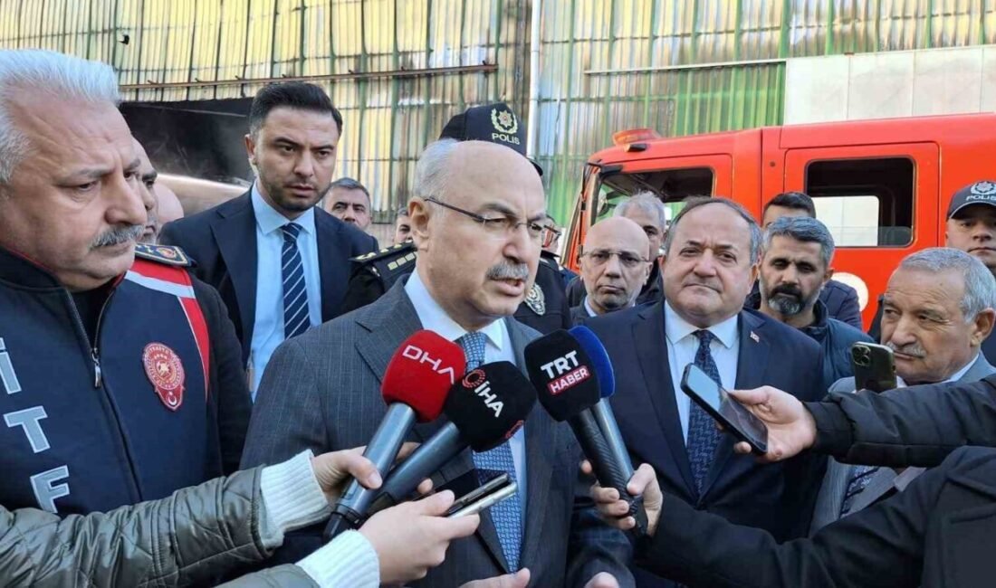 Adana Valisi Yavuz Selim Köşger, geri dönüşüm fabrikasında çıkan yangının