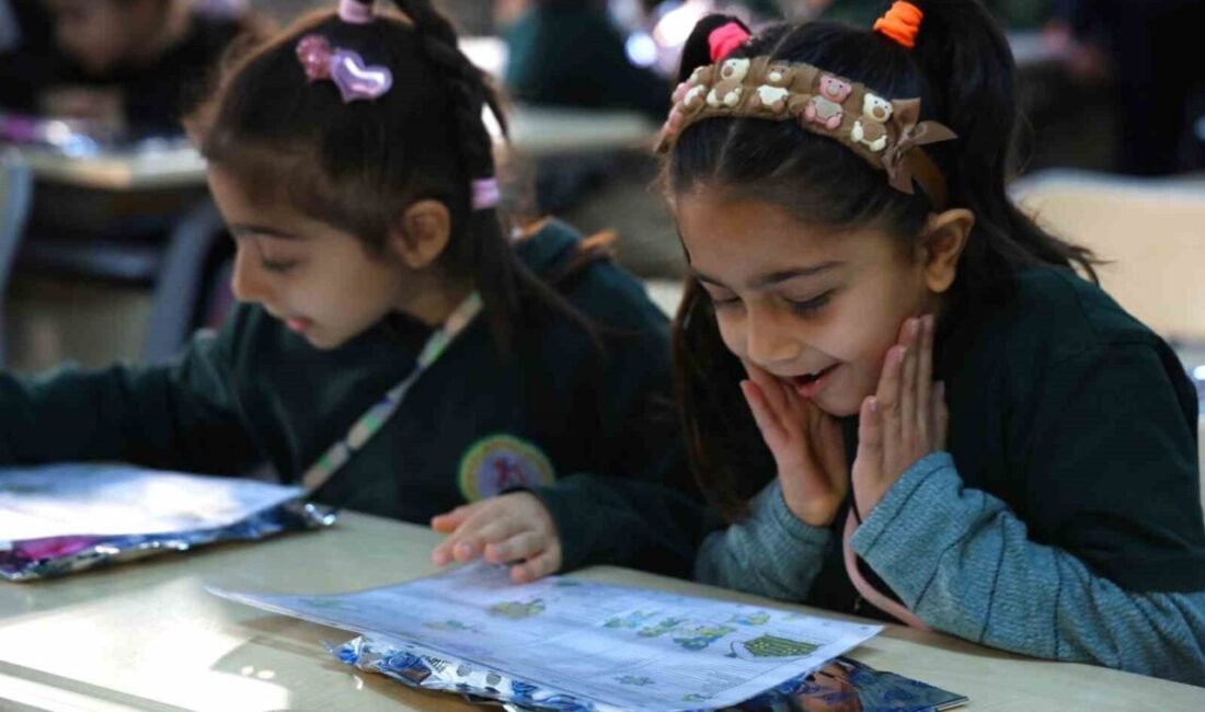 Adana’da 521 bin 929 öğrenciye karne dağıtıldı. Karnelerini alan öğrenciler