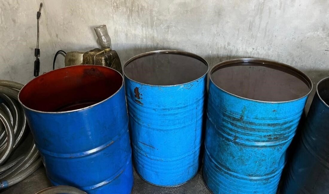 Adana’da polis bir depoya yaptığı baskında 550 litre kaçak akaryakıt