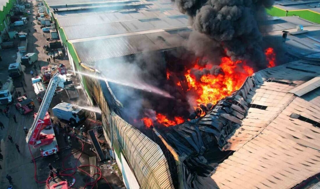 Adana’da geri dönüşüm fabrikasında çıkan yangın havadan görüntülendi. Dron ile