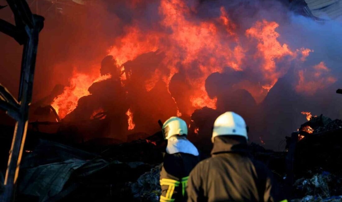 Adana’da geri dönüşüm fabrikasında çıkan yangın kontrol altına alındı. Yangın,