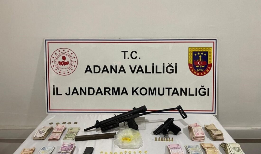 Adana’da jandarma ekiplerinin uyuşturucu ihbarı üzerine bir eve düzenlediği operasyonda