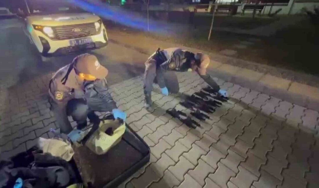 Adana’da Seyhan polisi, otobüsteki bir yolcunun bavulundan 15 ruhsatsız tabanca