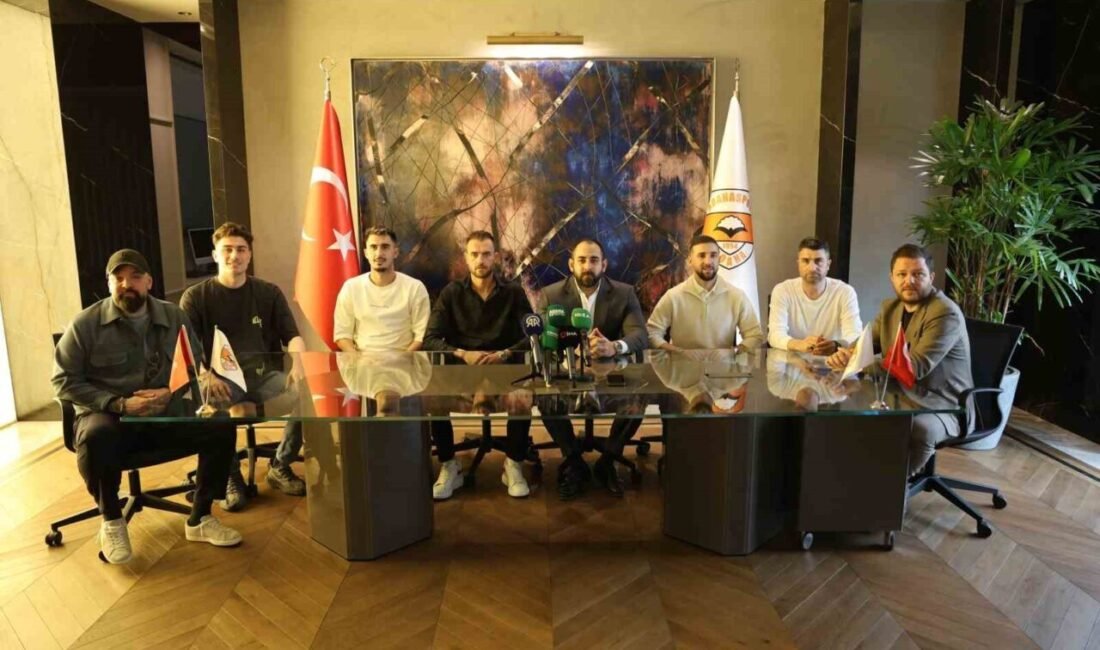 Adanaspor’da 4 yeni transfer için toplu imza töreni düzenlendi. Trendyol