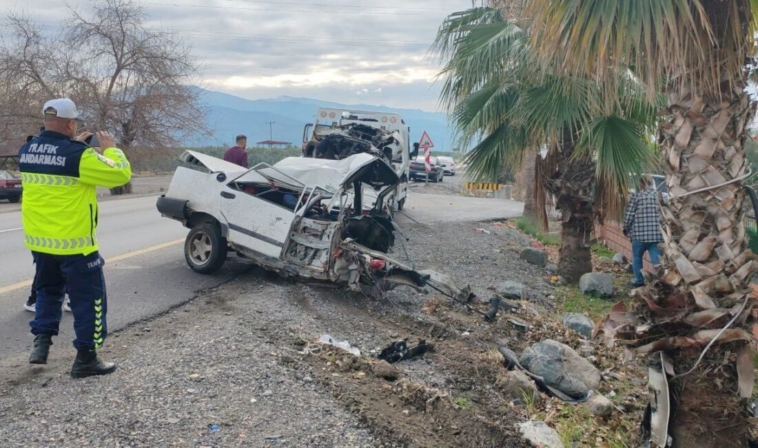 Hatay’ın Erzin ilçesinde ağaca çarparak ikiye bölünen Tofaş otombilin sürücüsü