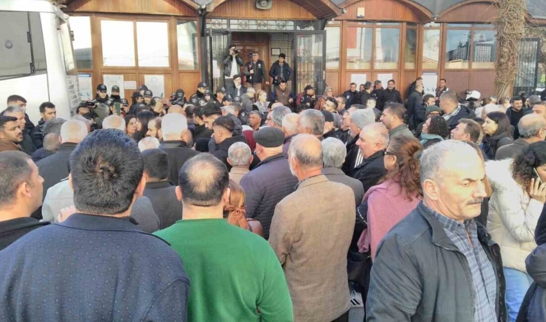 Mersin’de DEM Partili Akdeniz Belediye Başkanı Hoşyar Sarıyıldız ve Başkan