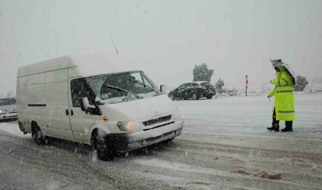 Antalya’yı Konya’ya bağlayan Akseki-Seydişehir karayolu, yoğun kar yağışı ve buzlanma