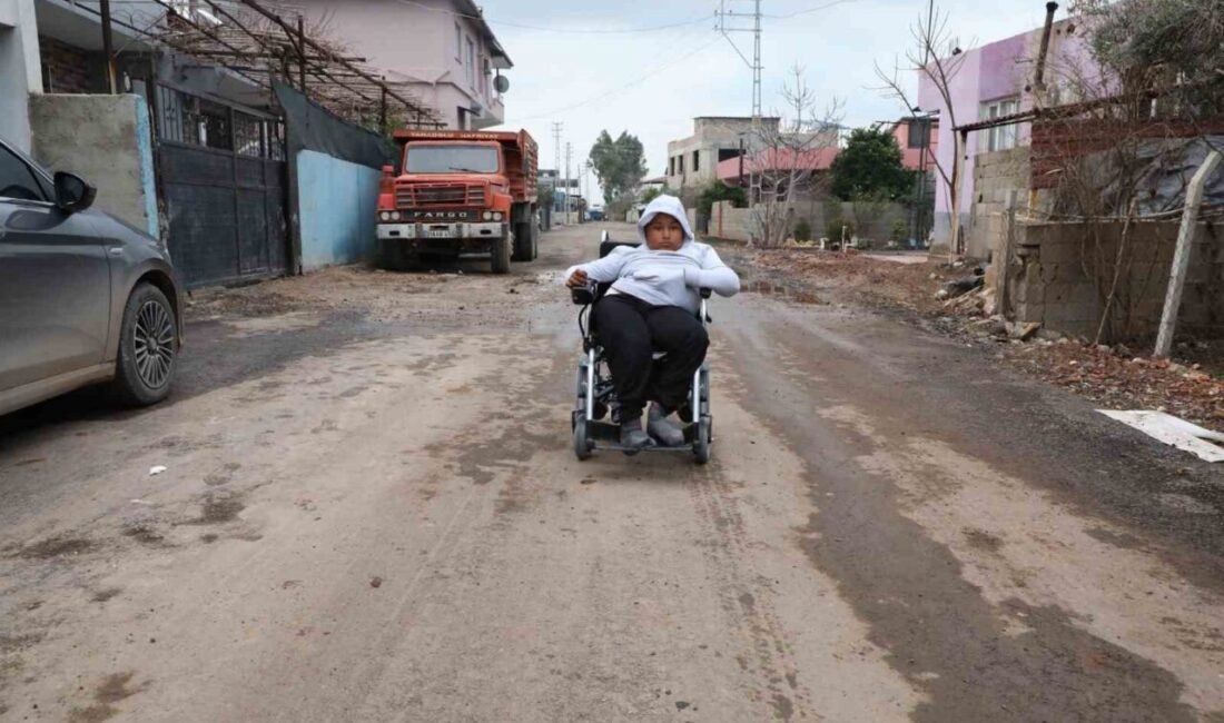 Hatay Büyükşehir Belediyesi’nin hediye ettiği akülü araçla mahalleyi gezmeye çıkan
