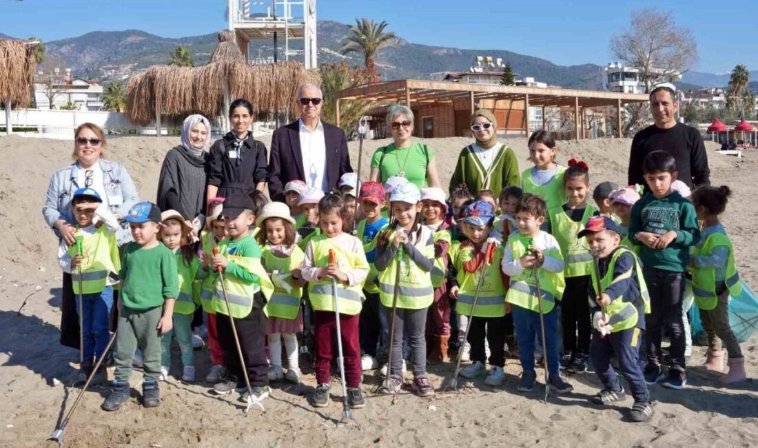 Alanya Belediye Başkanı Osman Tarık Özçelik ile birlikte sahil temizliği