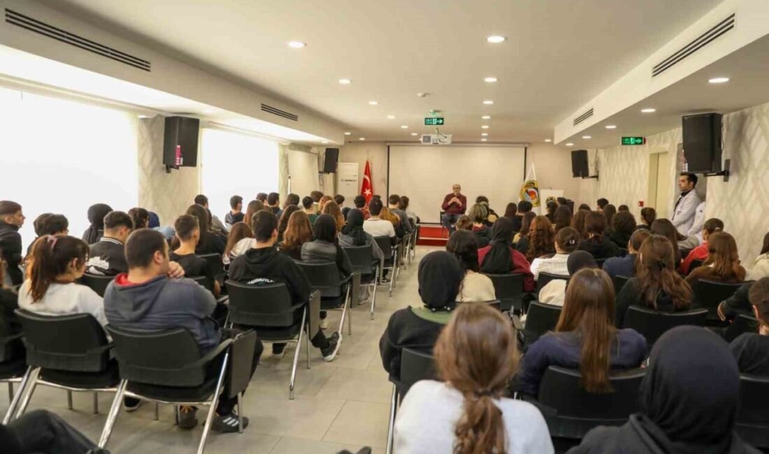 Alanya Belediye Başkan Danışmanı Faruk Konukçu, Kariyer Günleri’nde öğrencilerle bir