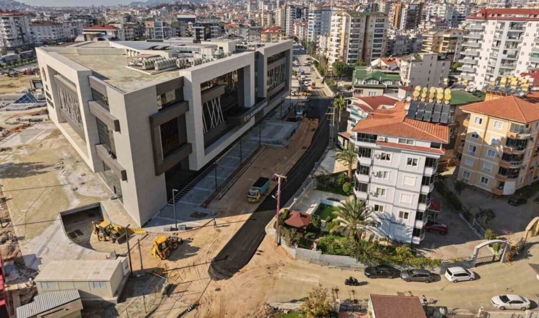 Alanya Belediyesi’nin yeni hizmet binasında son rötuşlar yapılırken, ana giriş