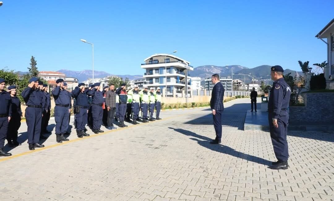 Alanya Kaymakamı Alanya Kaymakamı Dr. Fatih Ürkmezer, İlçe Jandarma Komutanlığı’ndaki