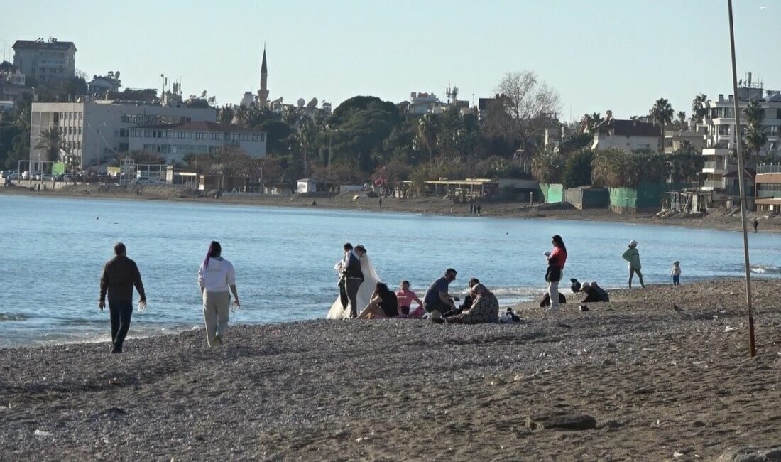 Antalya’nın Alanya ilçesinde dün akşam saatlerinde başlayan fırtına ve yağmur