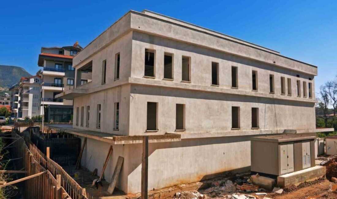 Alanya Belediye Başkanı Osman Tarık Özçelik, Oba Mahallesi’nde yapımına devam