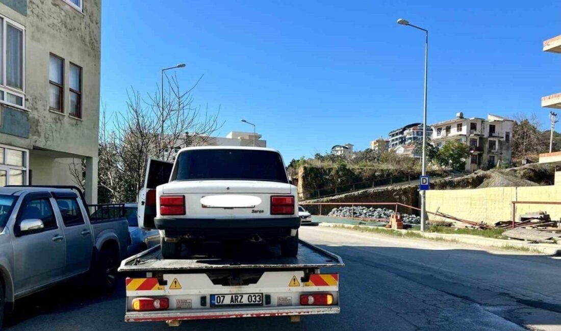 Antalya’nın Alanya ilçesinde jandarma ekipleri döner kavşakta drift atan sürücüye