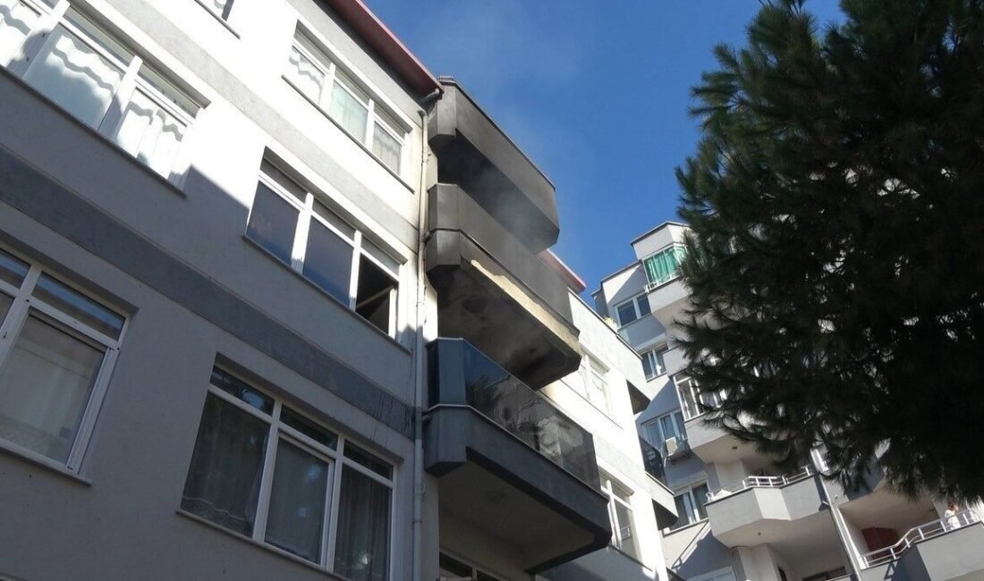 Antalya’nın Alanya ilçesinde elektrikli sobadan çıkan yangında, evde mahsur kalan