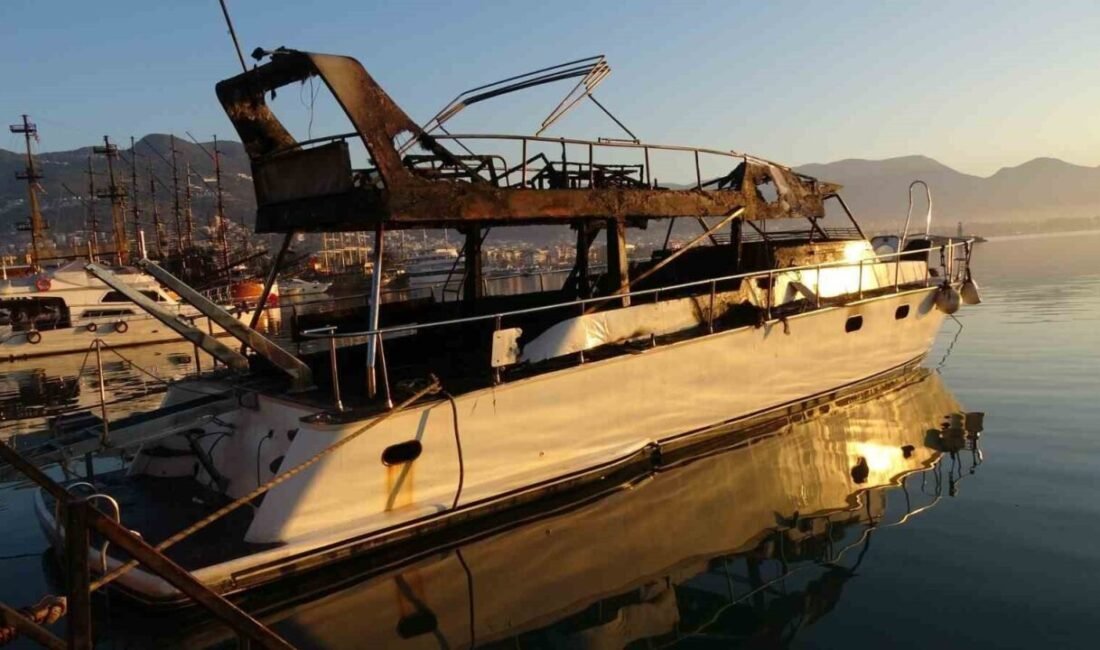 Antalya’nın Alanya ilçesinde iskeleye demirliyken lüks teknede çıkan yangının boyutu