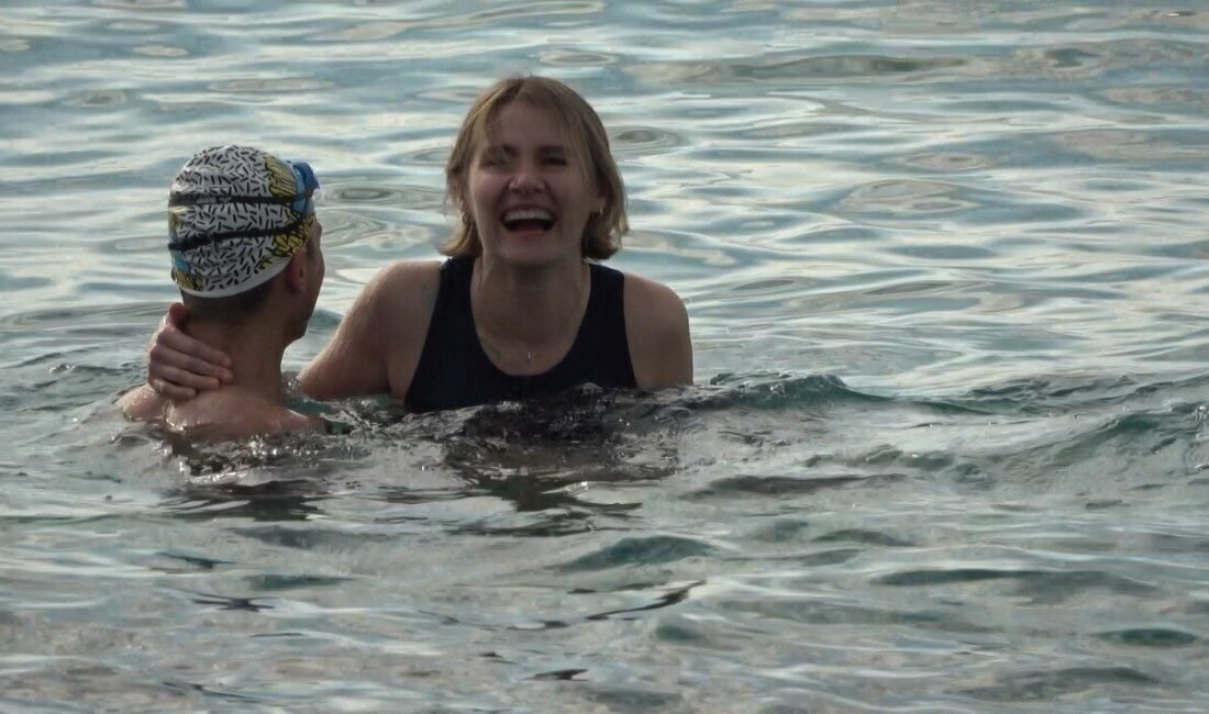 Antalya’nın Alanya ilçesinde mevsim normallerinin üzerindeki sıcak havayı fırsata dönüştüren