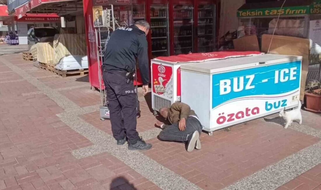 Manavgat’ta kaldırımda uyuyan şahsın, aldığı alkolün etkisiyle sızıp kaldığı belirlendi.