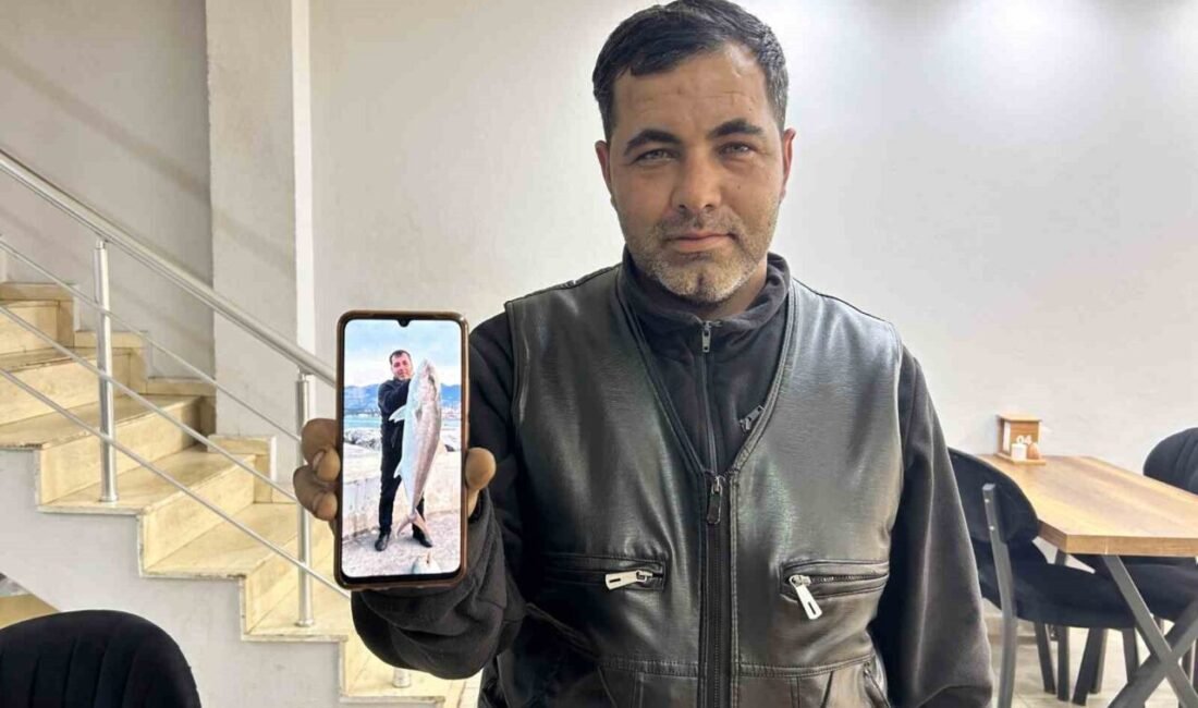 Hatay’da İskenderun Körfezi’nde amatör balıkçı Volkan Suğurtin, 1 metre uzunluğunda