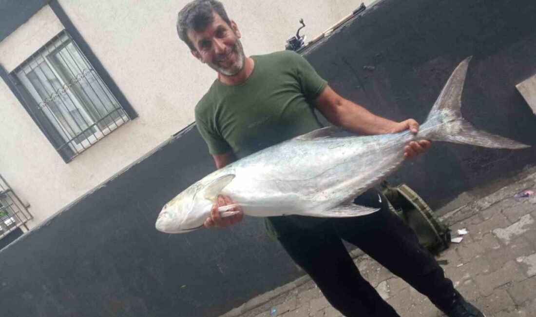 Hatay’da amatör balıkçı Mustafa Yağmur’un oltayla yakaladığı 1 metre uzunluğundaki