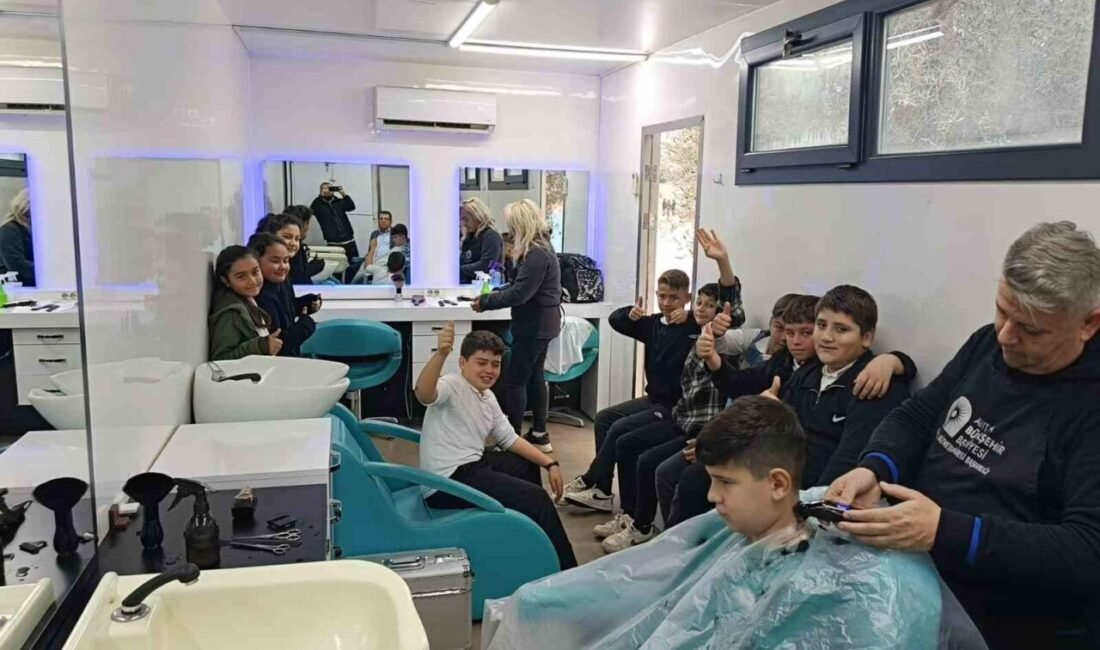 Antalya Büyükşehir Belediyesi Mobil Kuaför Tırı, Manavgat ve Kaş’ın merkezine