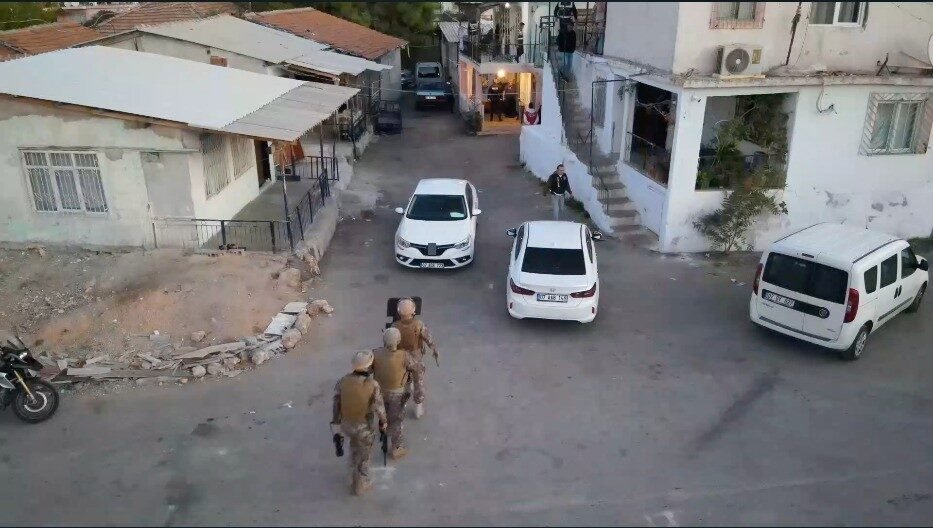 Antalya’da polis ekipleri tarafından 25 adrese düzenlenen “Şafak 07 Huzur