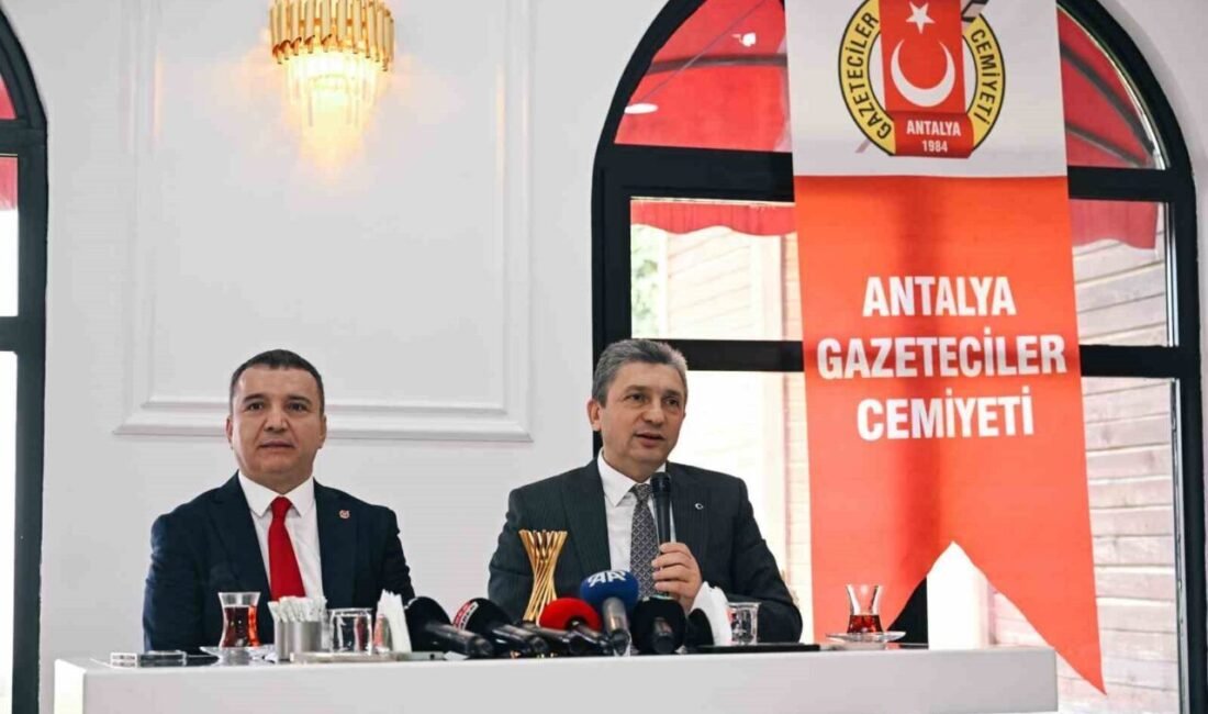 Antalya Gazeteciler Cemiyeti lokalinde basın mensuplarıyla bir araya gelen Antalya