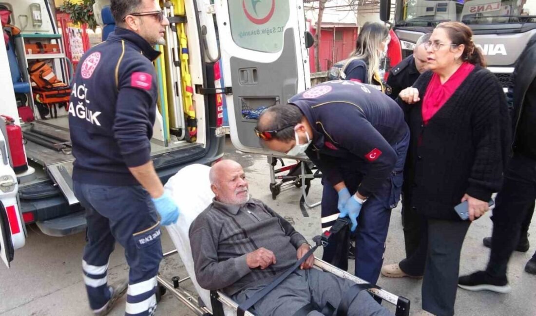 Antalya’da bir evde çıkan yangında yaşlı çift, vatandaşlar tarafından evin